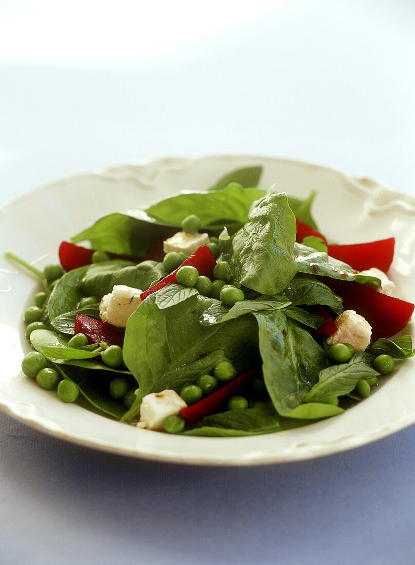 Spinatsalat mit Roter Bete, Erbsen und Minze