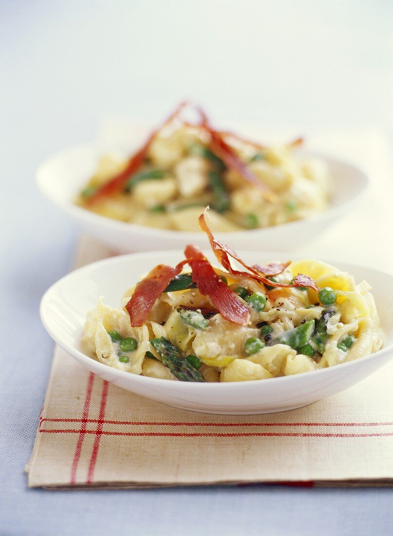 Pasta shells with peas and prosciutto