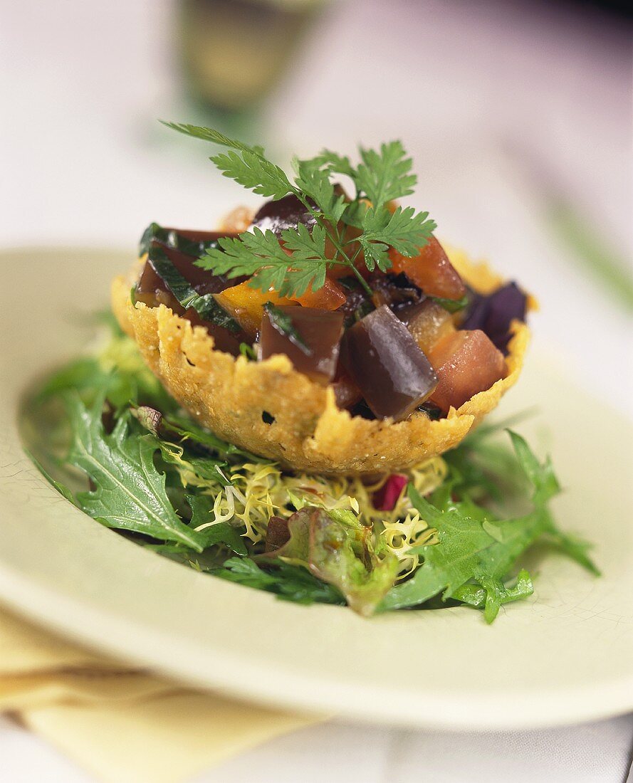 Auberginensalat in knuspriger Parmesanschale