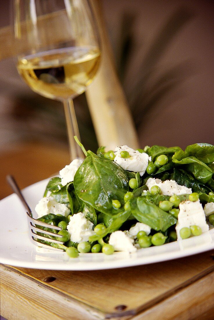 Salat aus jungem Spinat, Erbsen und Feta