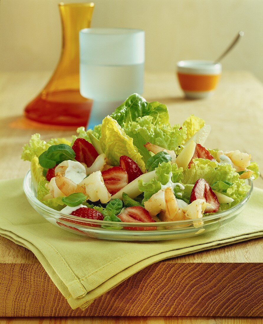 Summer salad with shrimps and strawberries