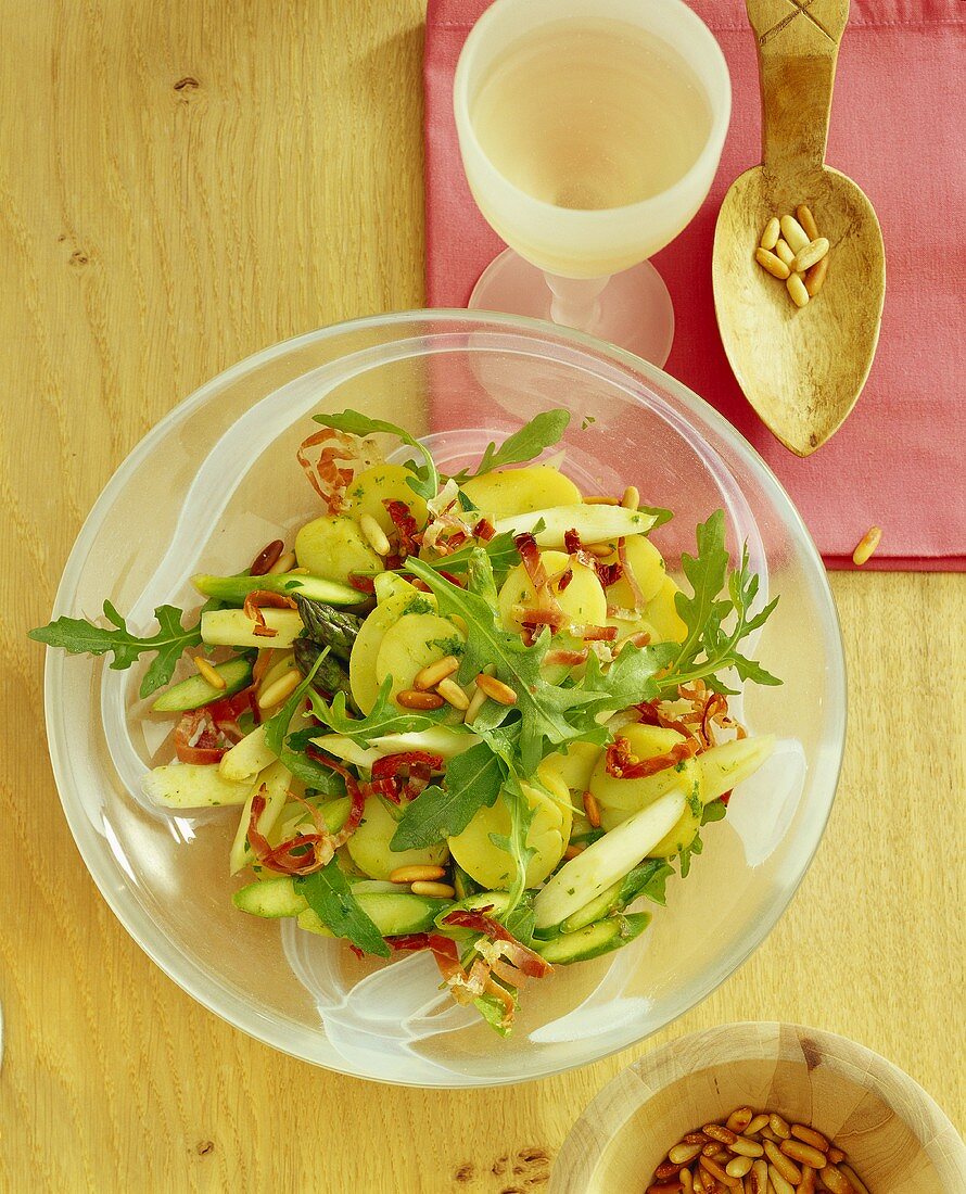 Kartoffelsalat mit Spargel, Rucola und Pinienkernen