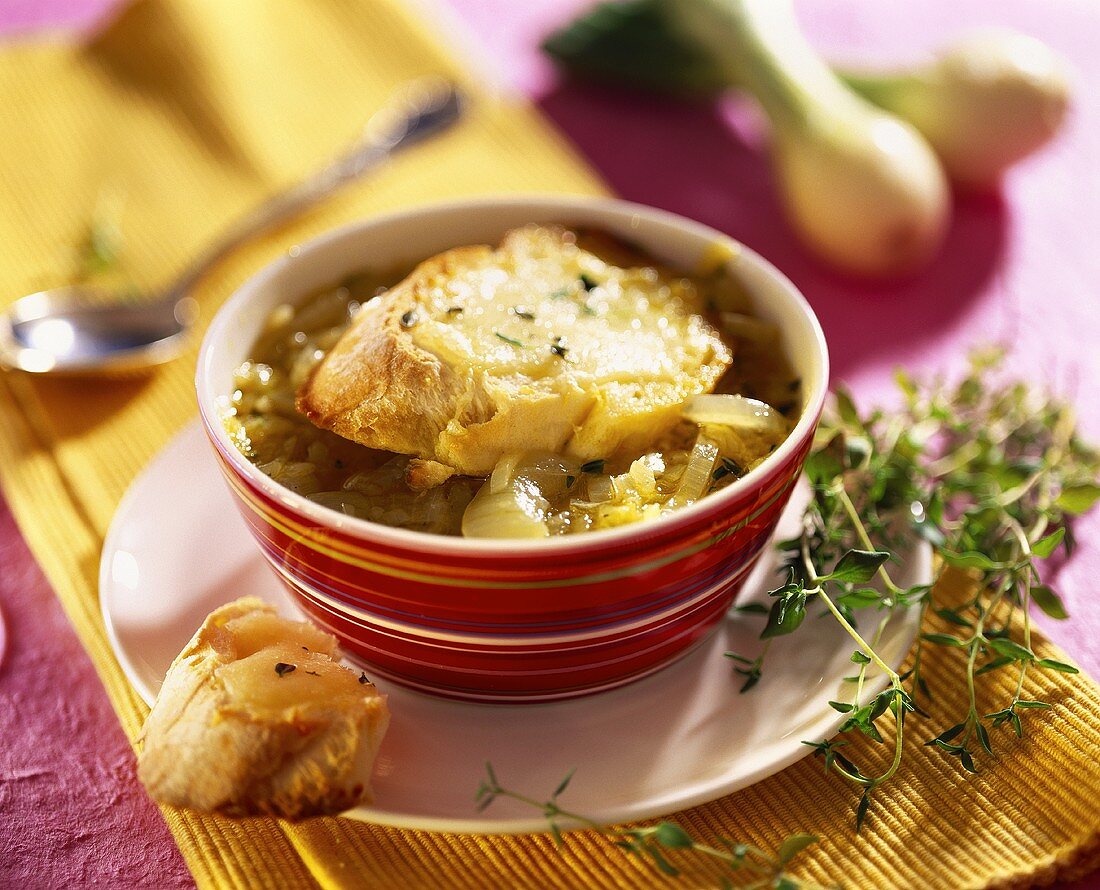 Französische Zwiebelsuppe mit Weißbrot und Käse