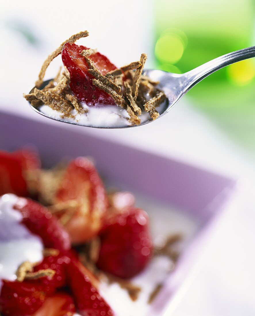 Strawberries with yoghurt and cereal