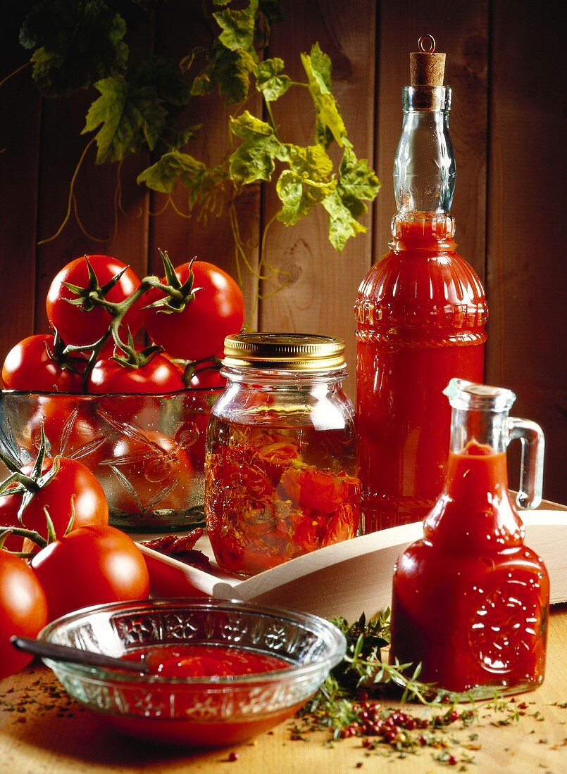 Frische und eingelegte Tomaten, Tomatensauce und Ketchup