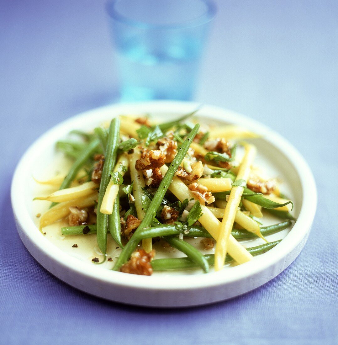 Wachsbohnensalat mit Walnüssen