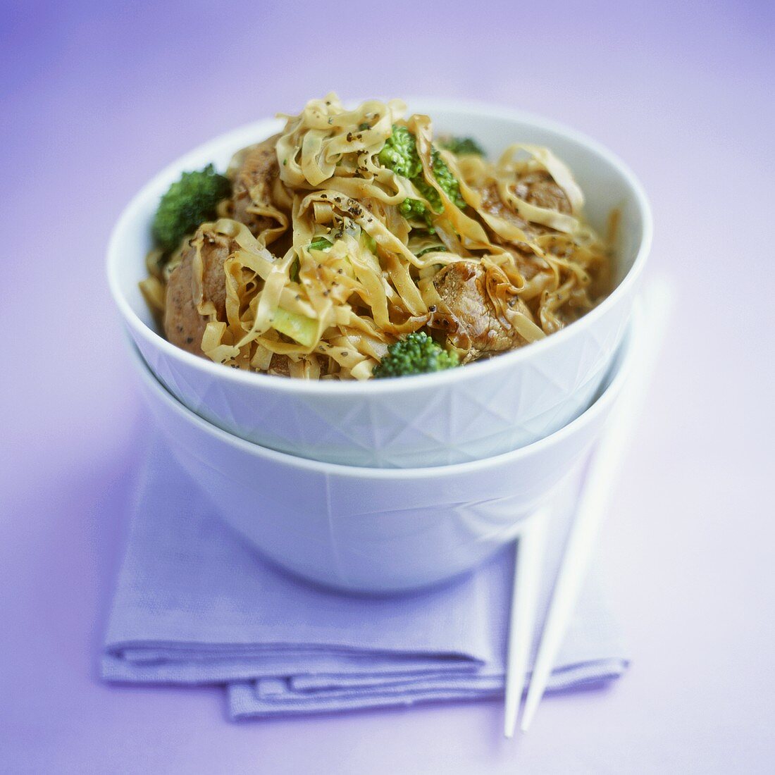Rice noodles with beef and broccoli