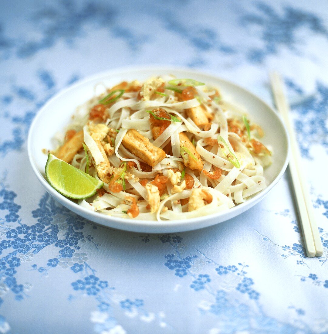 Rice noodle salad with shrimps and strips of omelette