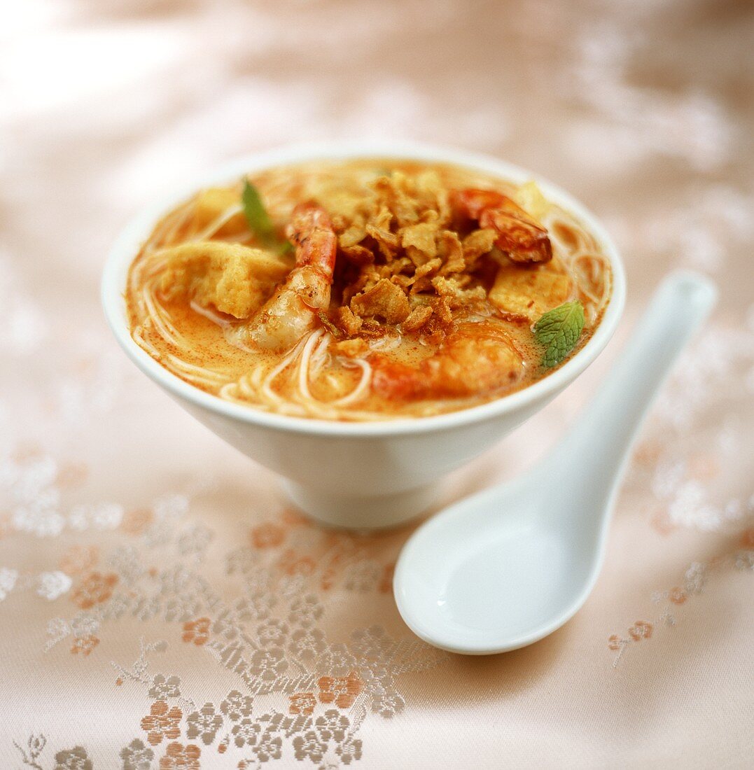 Garnelen-Tofu-Curry mit Nudeln und Speckflakes