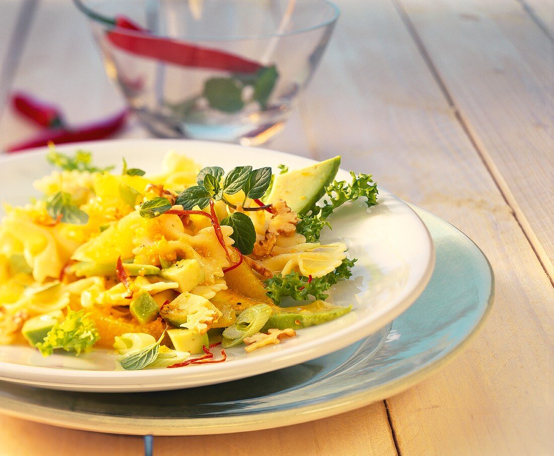 Avocado-Nudel-Salat mit Walnüssen