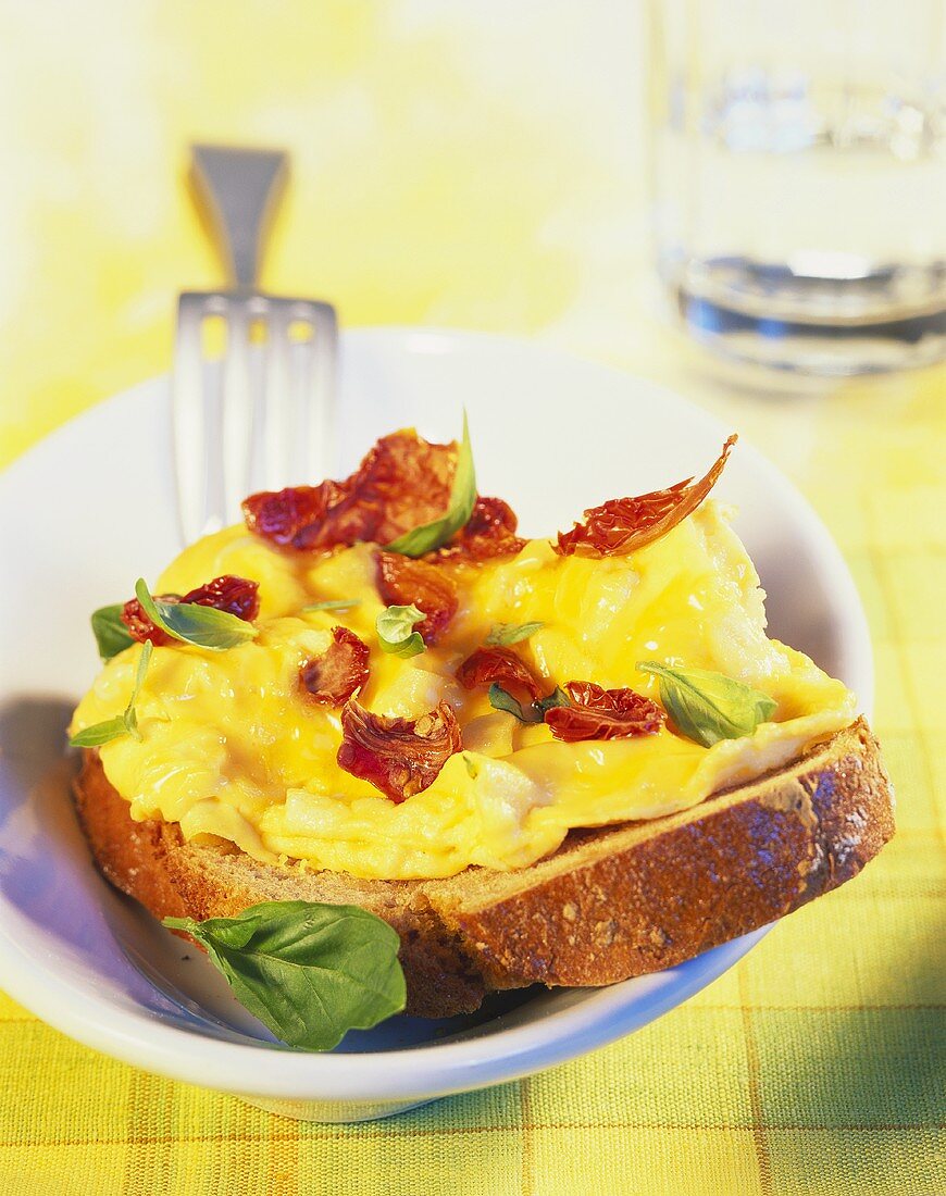 Bauernbrot mit Rührei und Tomaten