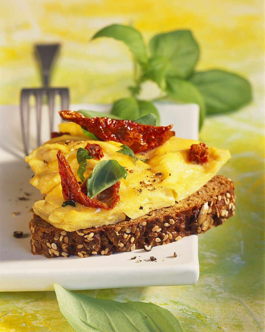 Vollkornbrot mit Rührei und getrockneten Tomaten