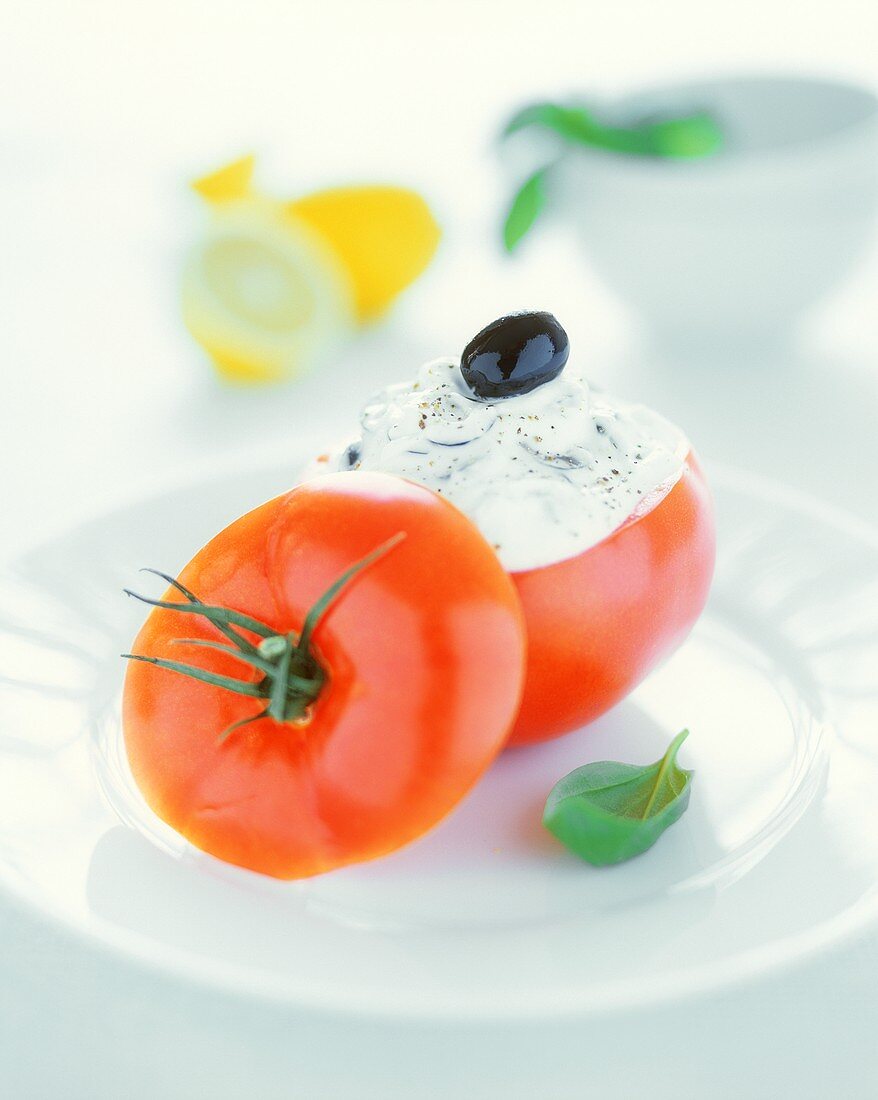 Gefüllte Tomaten mit Olivenkäse