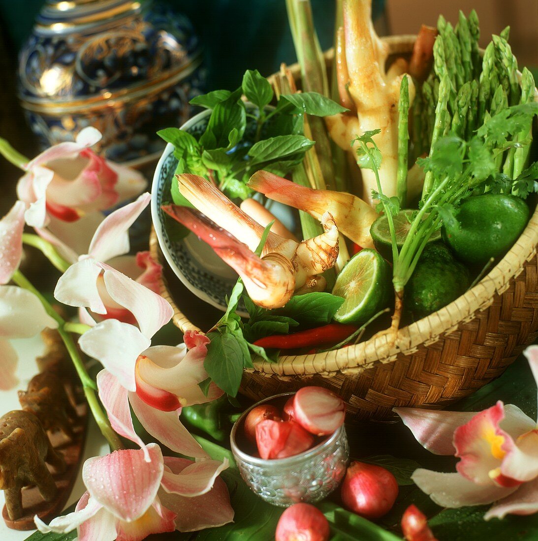 Frisches Gemüse, Kräuter und Gewürze für die Thai-Küche