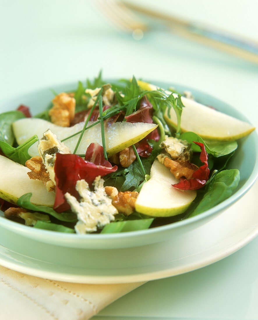 Salad leaves with pears, walnuts and gorgonzola
