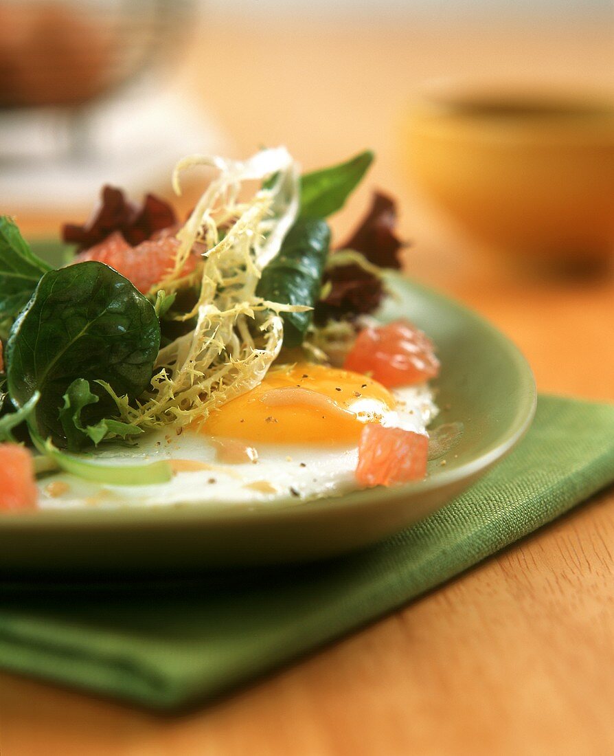 Blattsalat mit Spiegelei und rosa Grapefruit