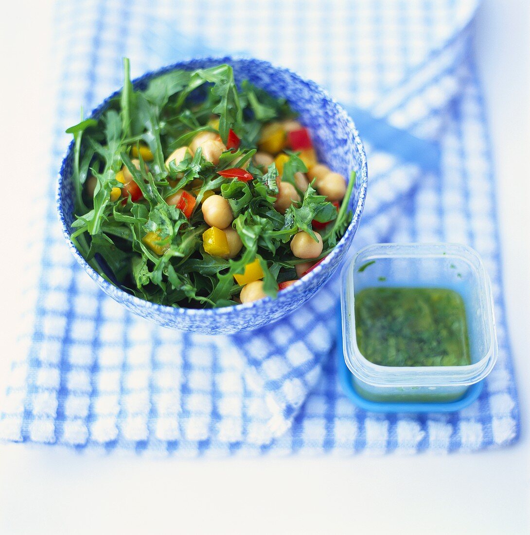 Rocket salad with chick-peas and diced peppers