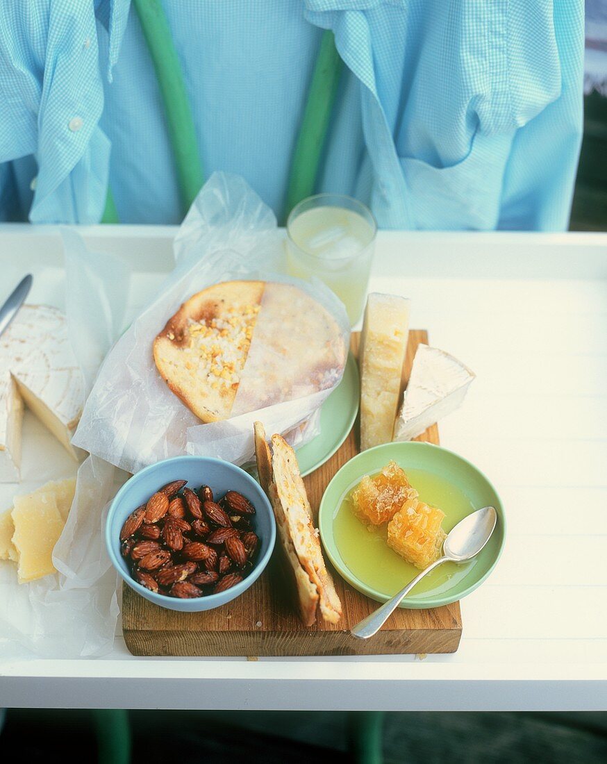 Snacks, Brot und Käse zum Bürolunch