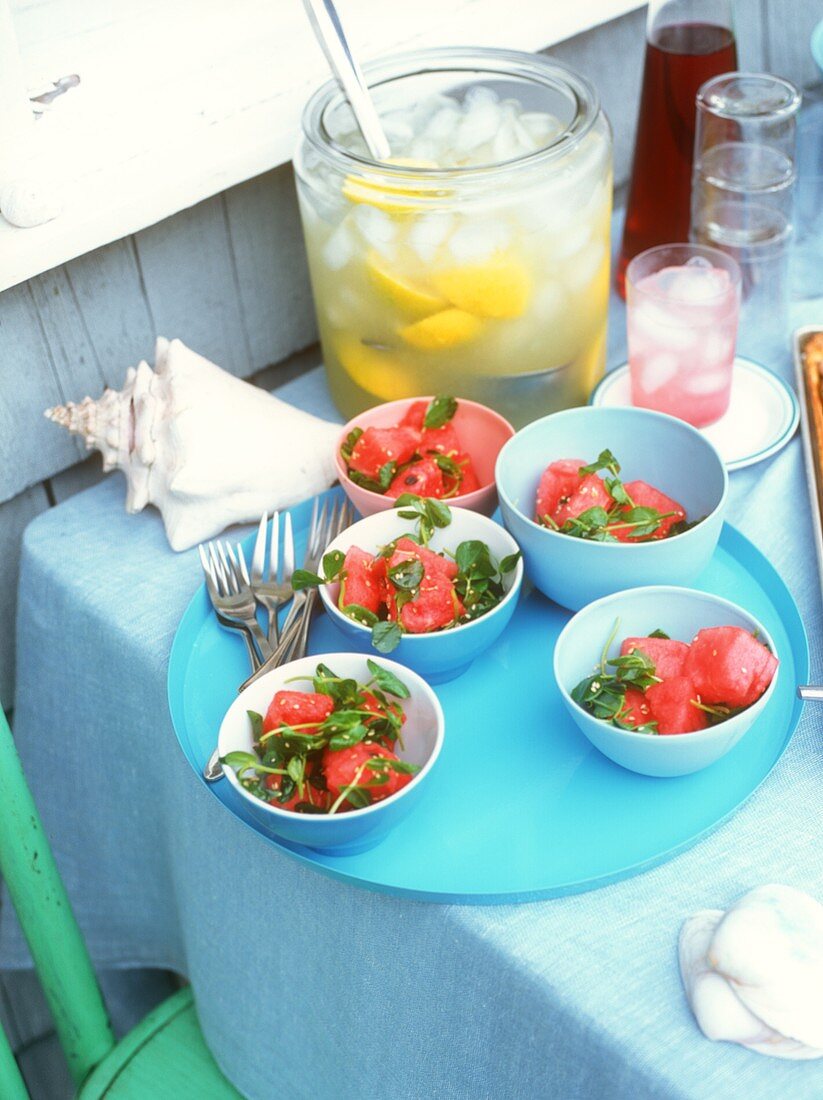 Pikanter Wassermelonensalat und Zitronenlimonade