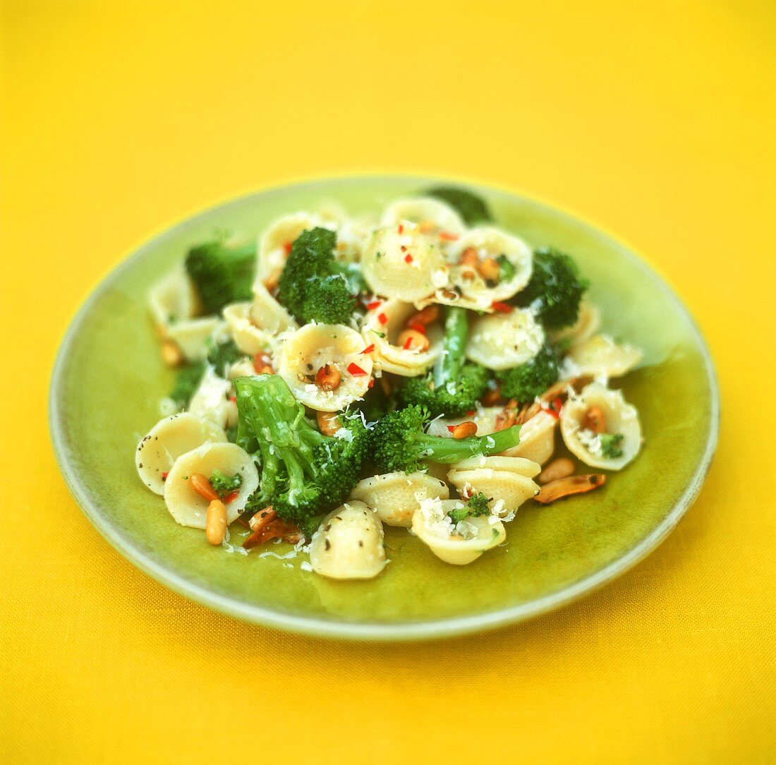 Orecchiette mit Brokkoli und Pinienkernen