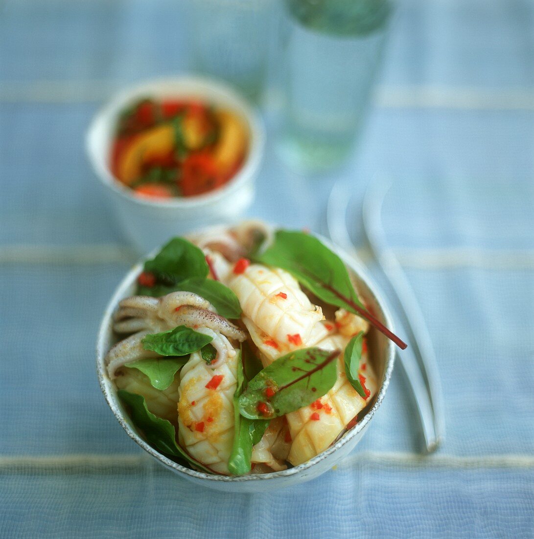 Spicily seasoned squid with spinach