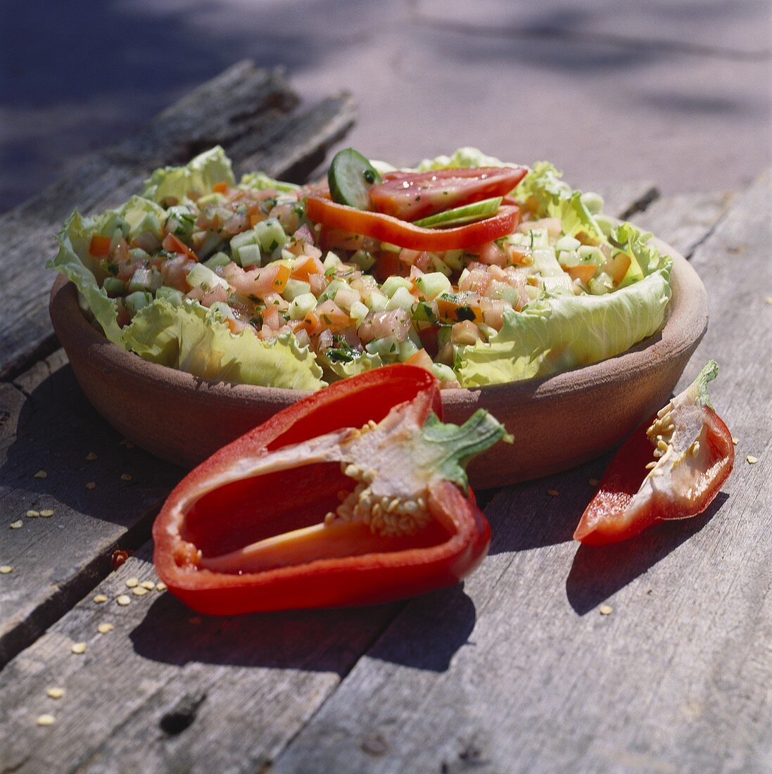 Gemüsesalat mit Tomaten, Gurken und Paprika (Israel)