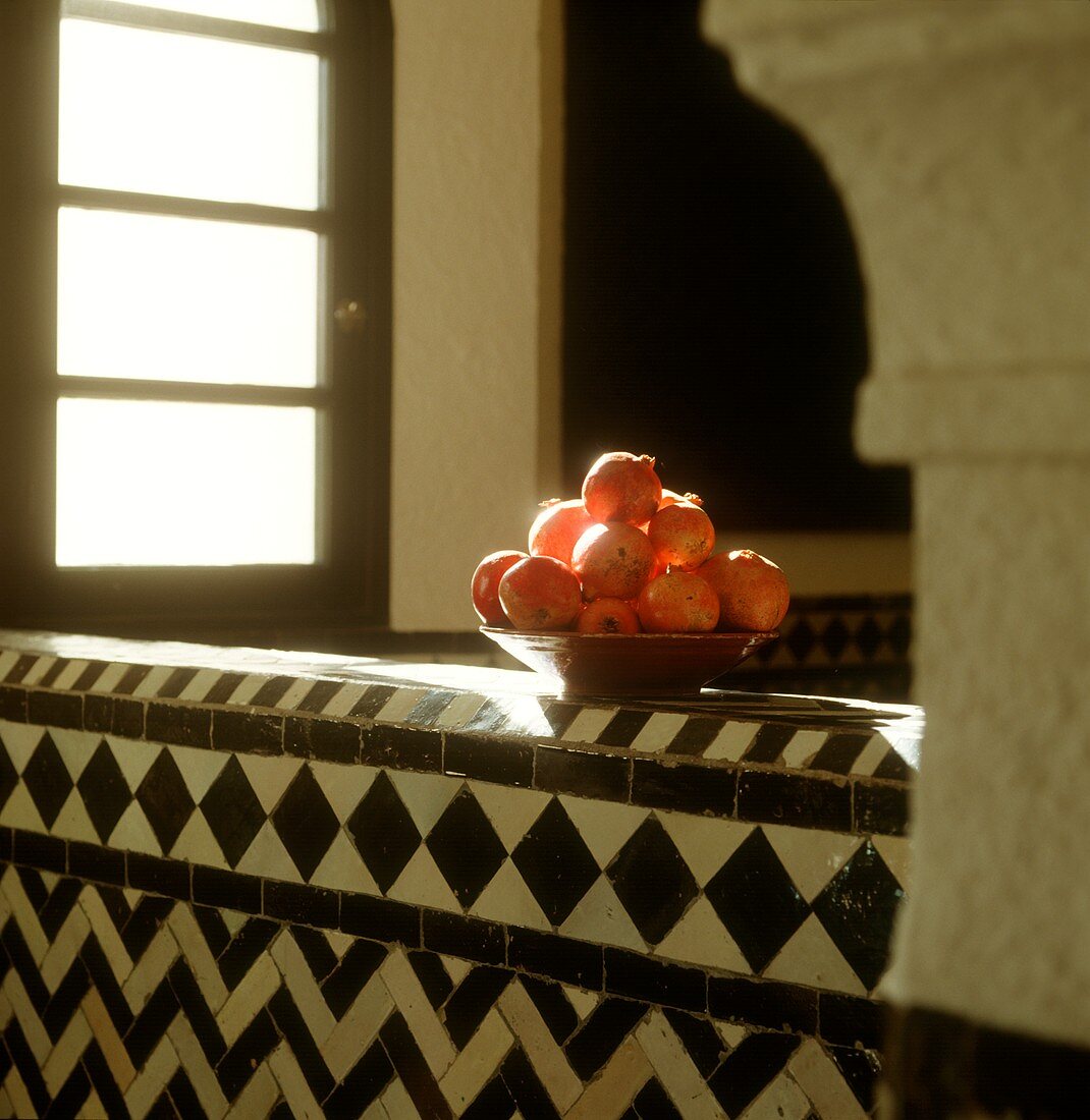Granatäpfel in orientalischem Gebäude
