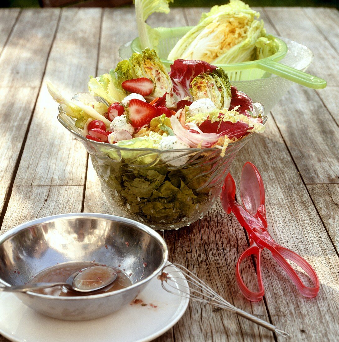 Bunter Salat mit Erdbeeren und Frischkäsebällchen