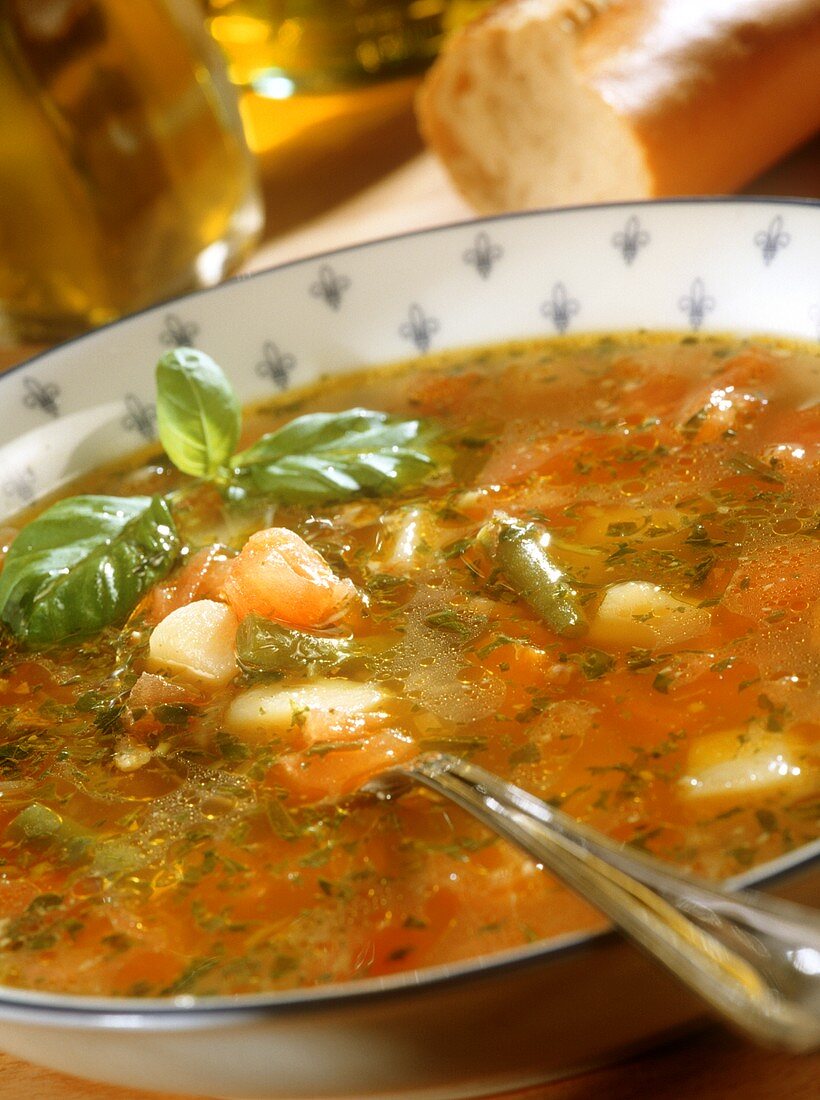 Gemüsesuppe mit Kartoffeln und grünen Bohnen