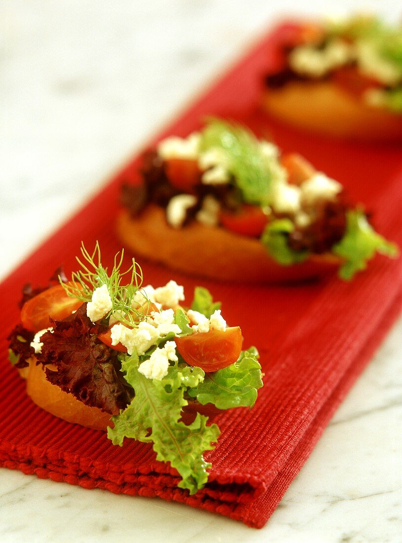 Crostini mit Tomaten und Schafskäse