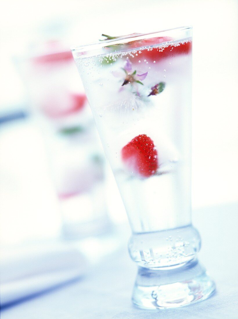 Glas Mineralwasser mit Erdbeere