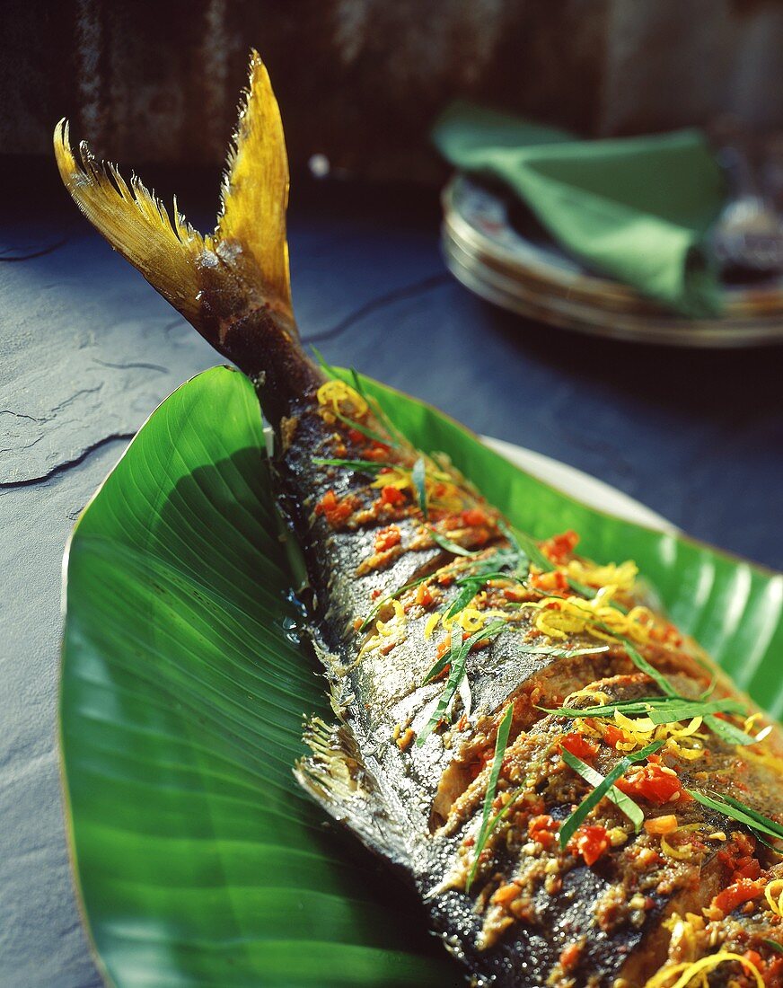 Gegrillter Fisch auf Bananenblatt