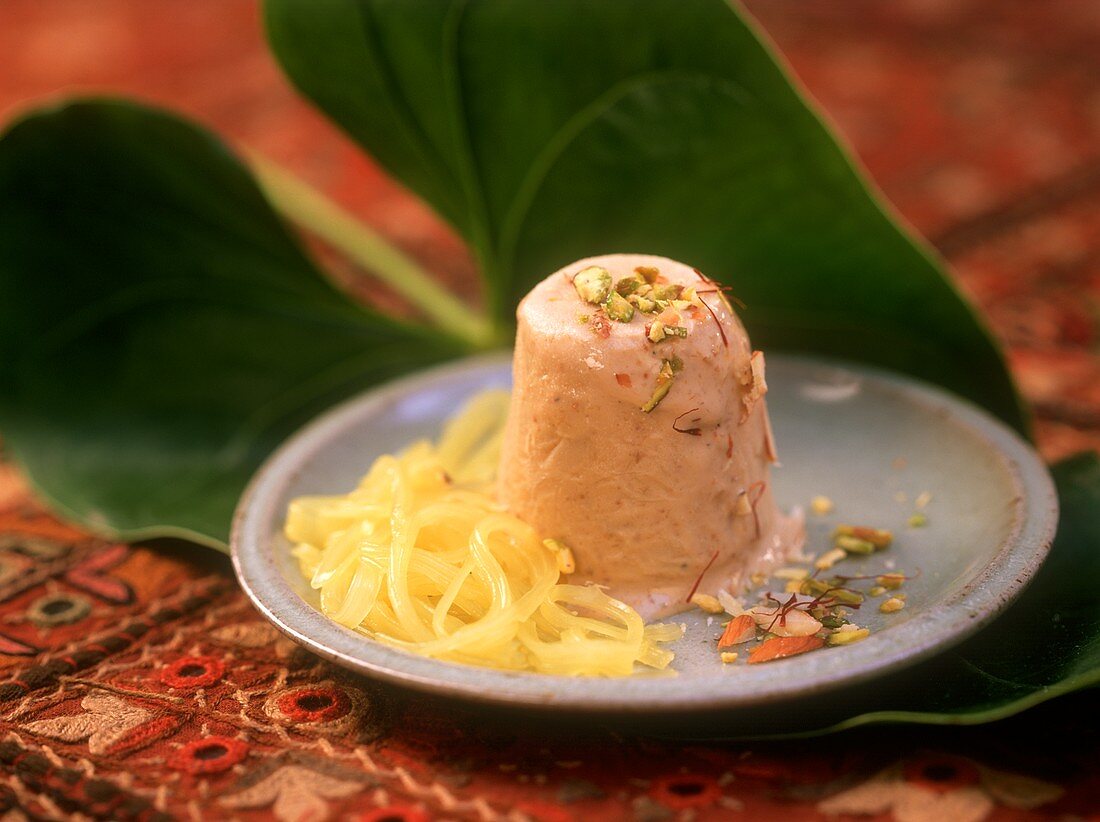 Kulfi (Mandeleis mit Kardamom, Indien)