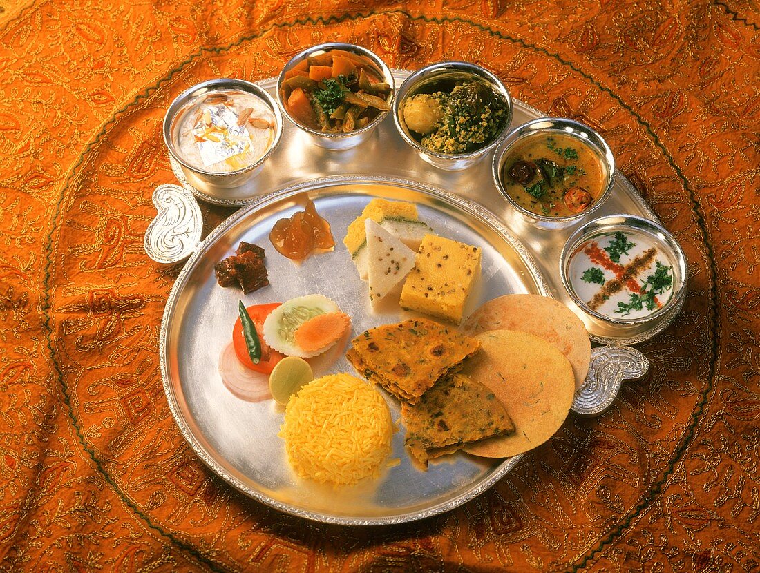 Thali (verschiedene Gerichte und Dips), Gujarat, Indien