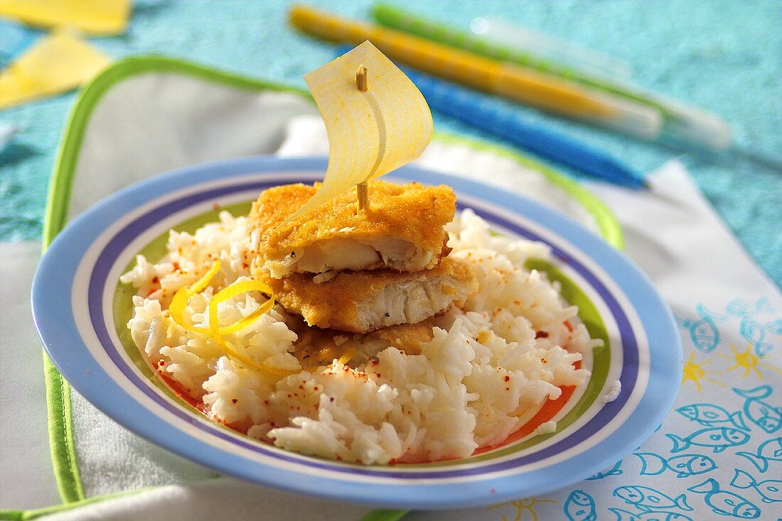 Breaded hake fillets on rice for children