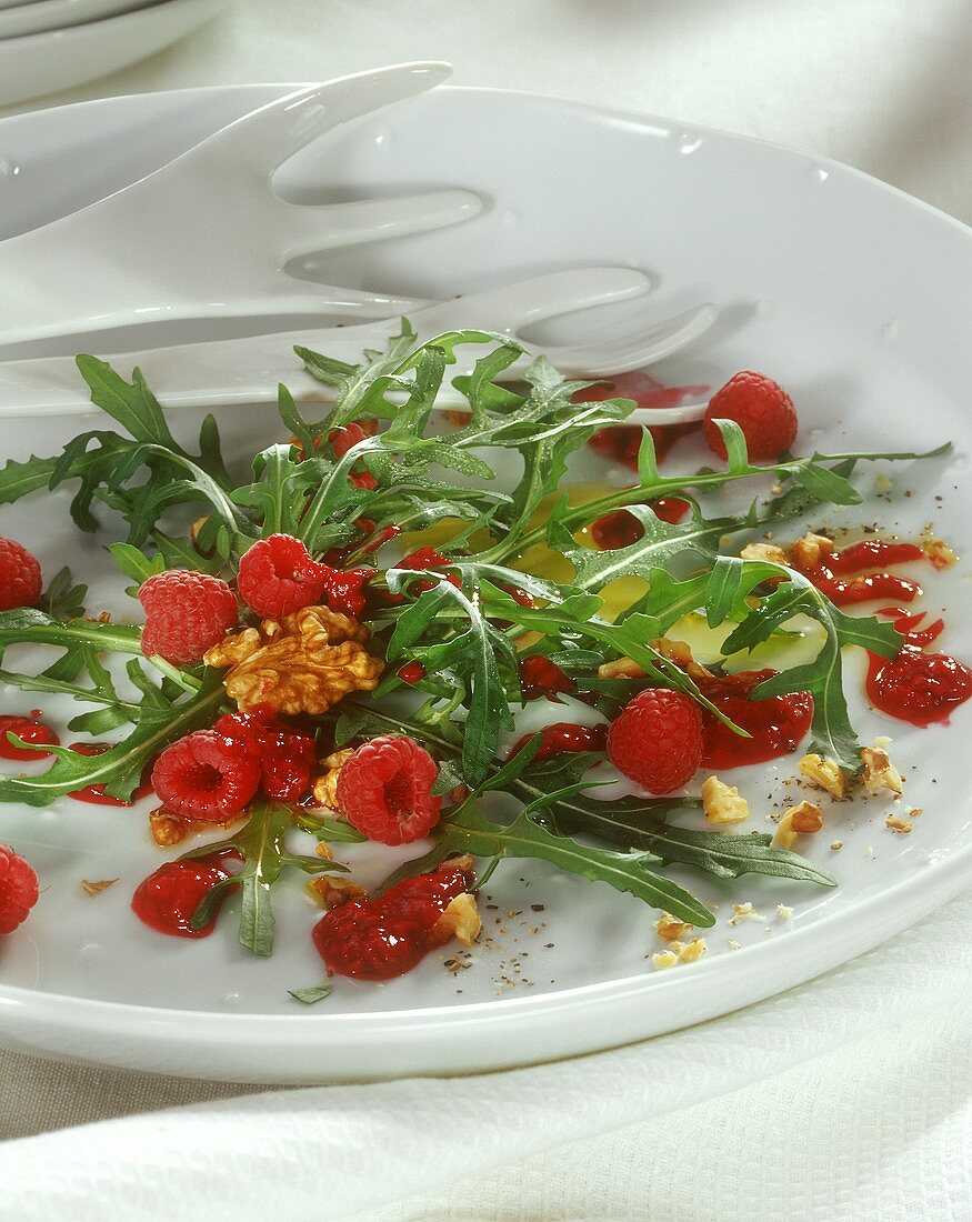 Rocket salad with raspberry dressing and walnuts