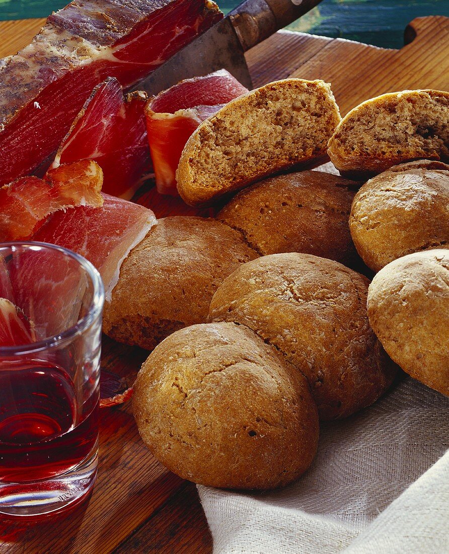Vinschger Paarlen e Speck (Rye rolls and bacon, Italy)