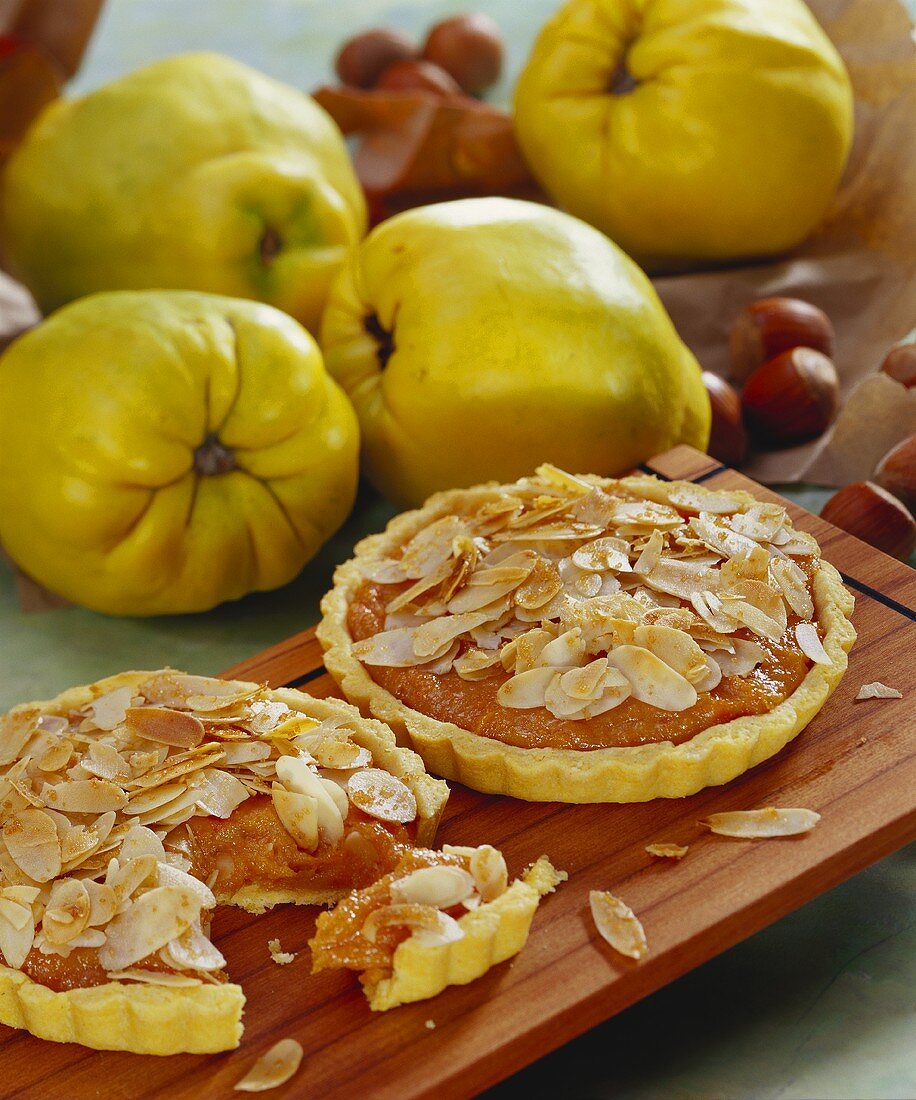 Karotten-Quitten-Törtchen mit Mandelblättchen