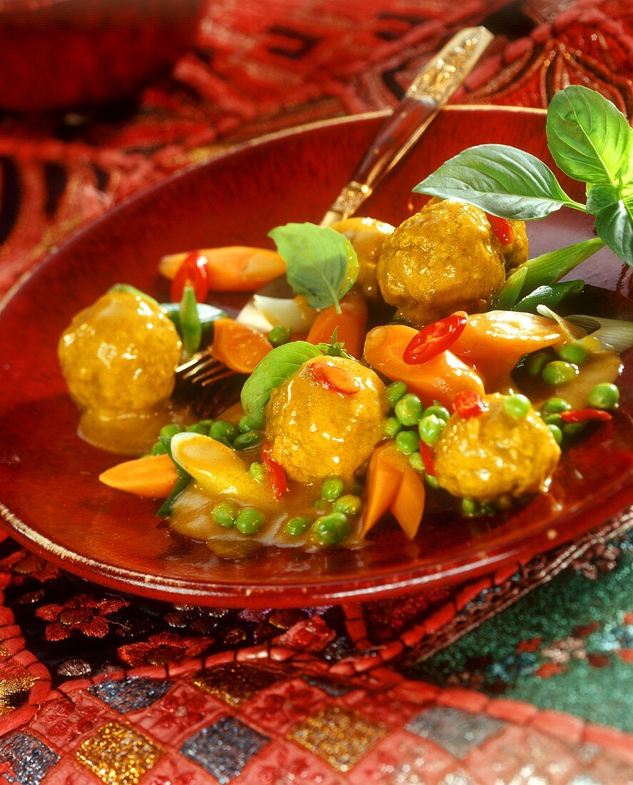 Vegetable curry with meat balls (India)
