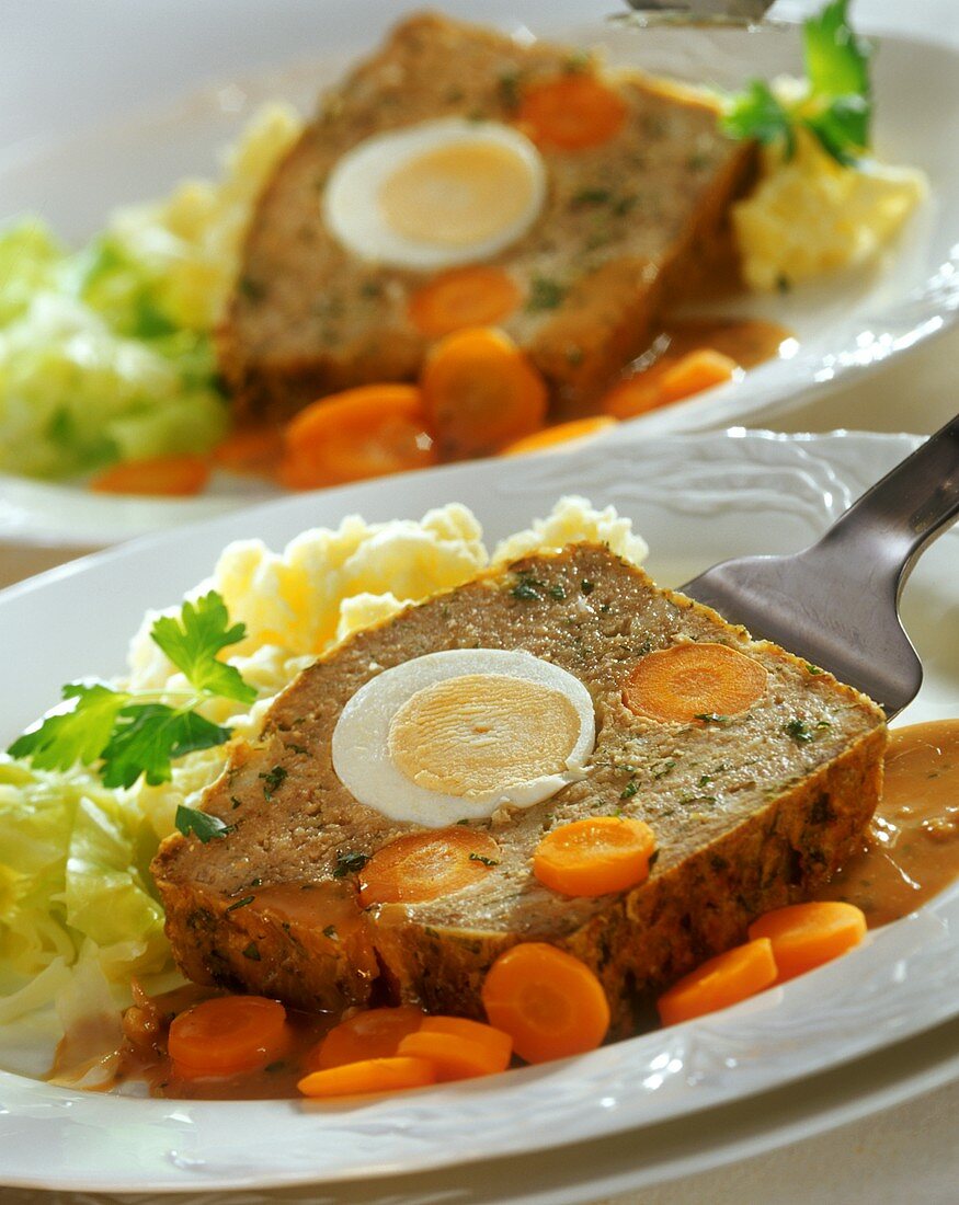 Meatloaf (Falscher Hase) with egg, carrots and mashed potato