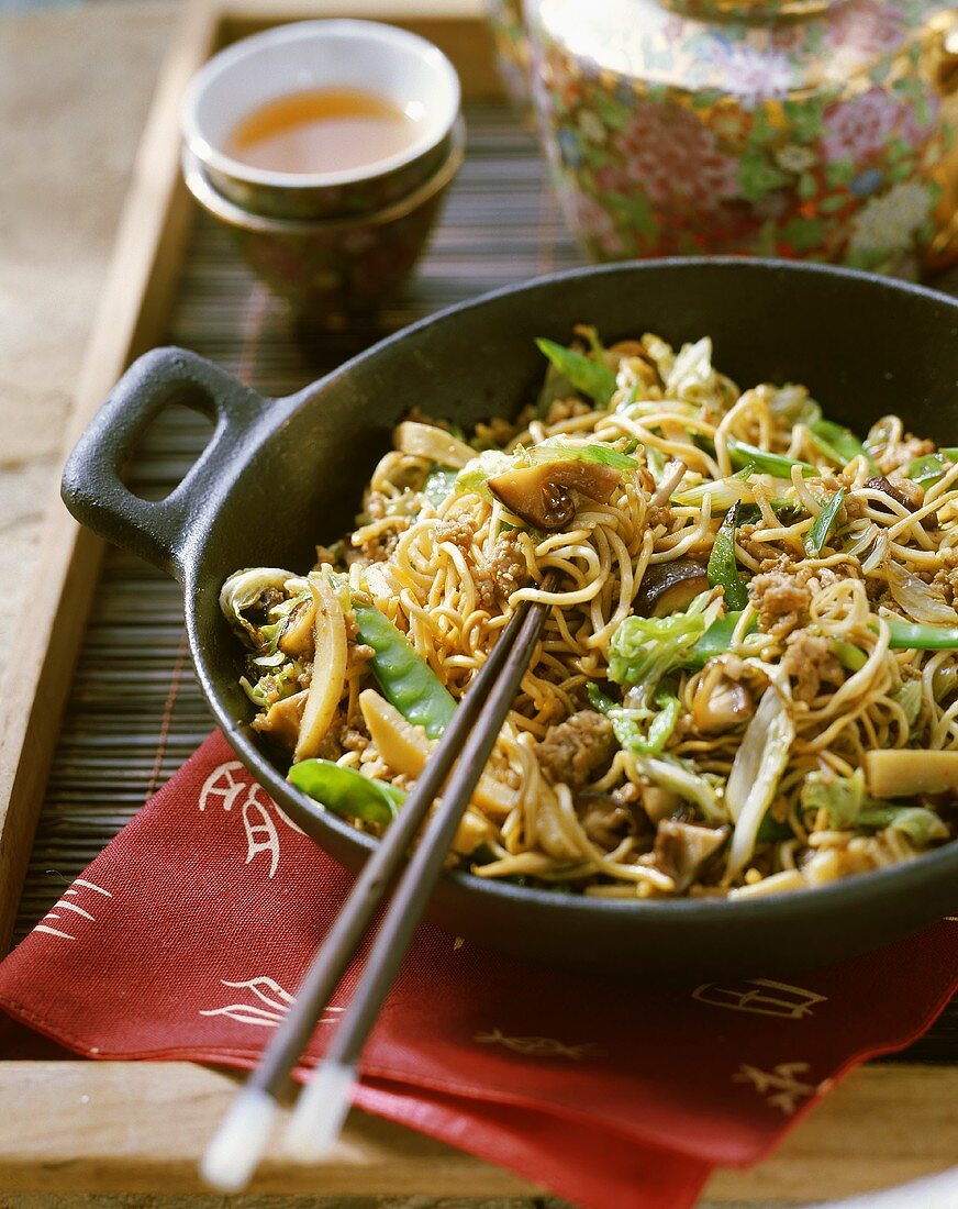 Noodles with mince and vegetables (China)