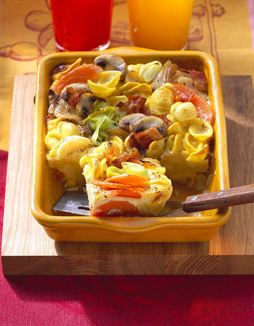 Pasta gratin with mushrooms, vegetables and bacon