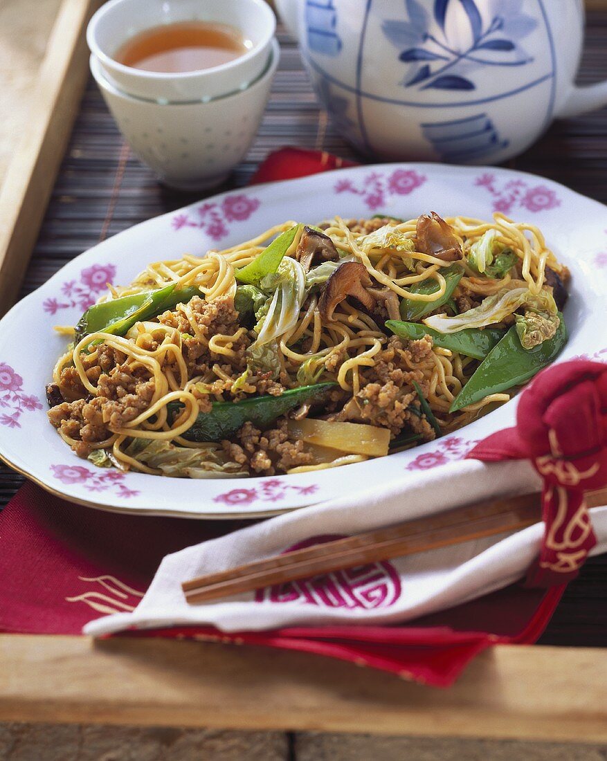 Noodles with mince and vegetables (China)