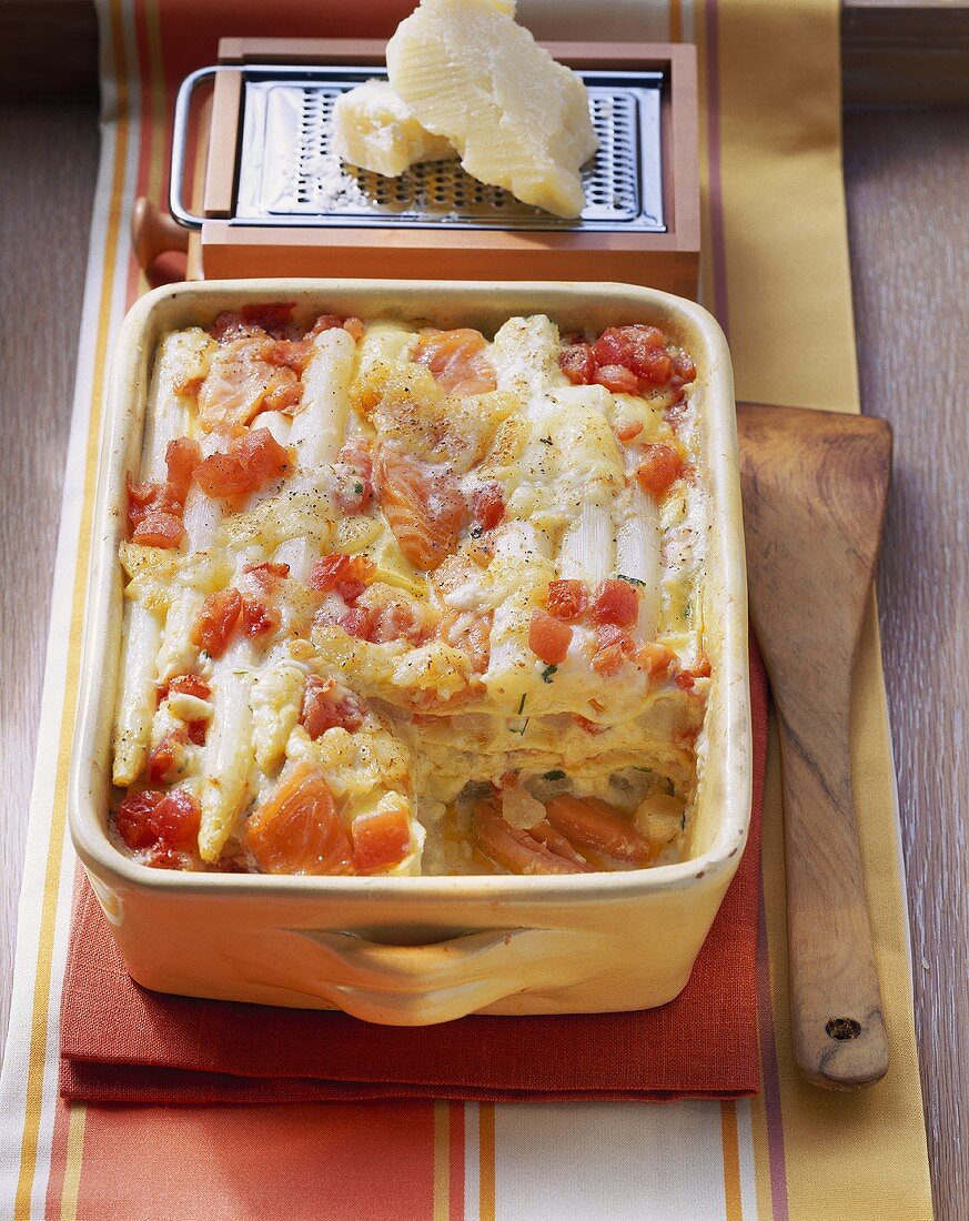 Spargellasagne mit Lachs und Tomaten