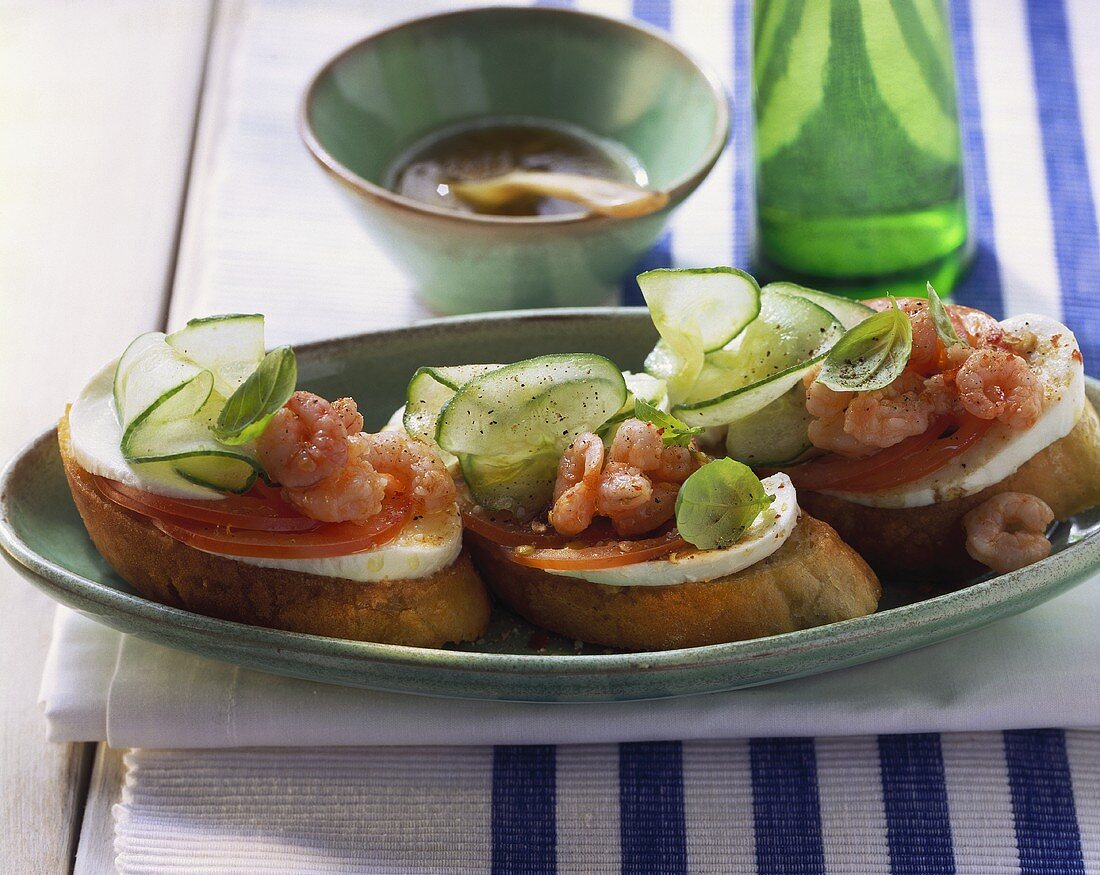 Crostini mit Mozzarella, Tomaten, Gurken und Shrimps