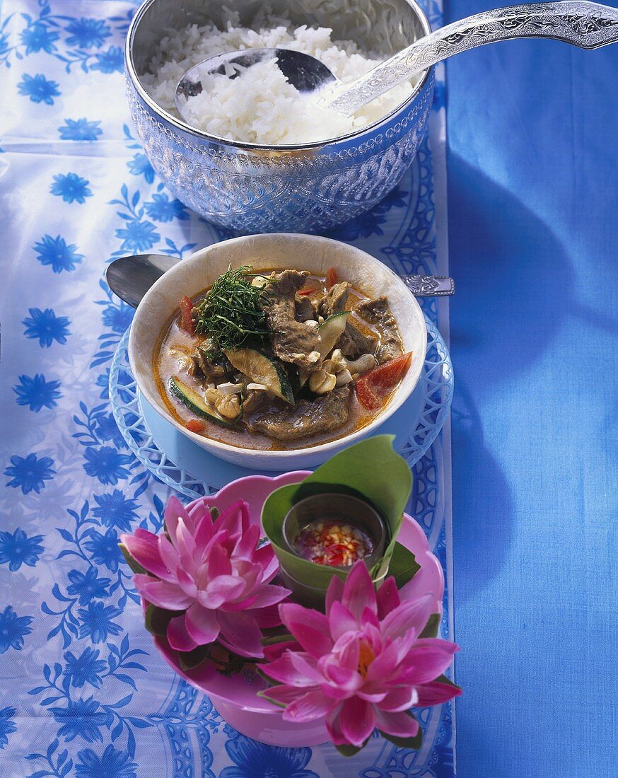 Rindercurry mit Gemüse, Reis und Chilisauce (Thailand)