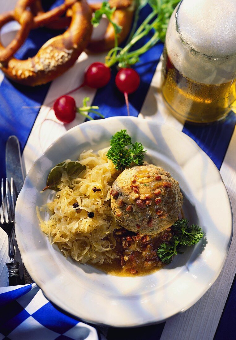 Leberknödel mit Sauerkraut; Bier; Brezeln