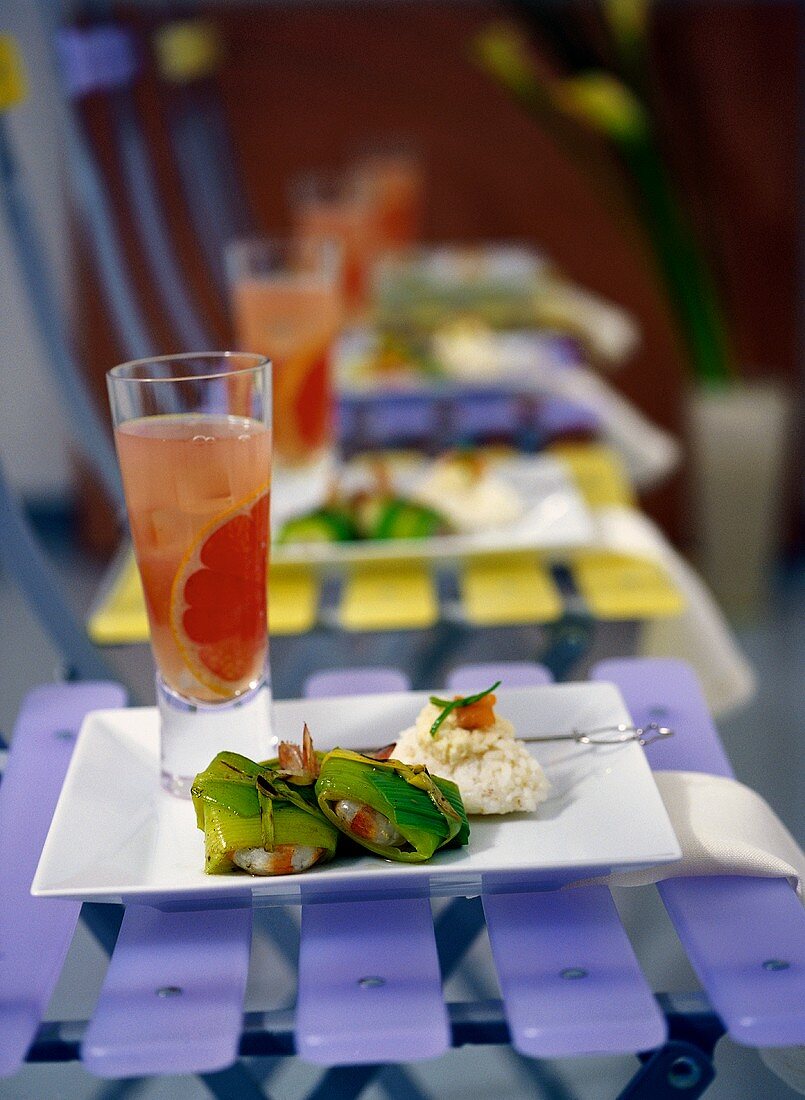 Lauchpäckchen mit Garnelen; Wodka mit rosa Grapefruitsaft