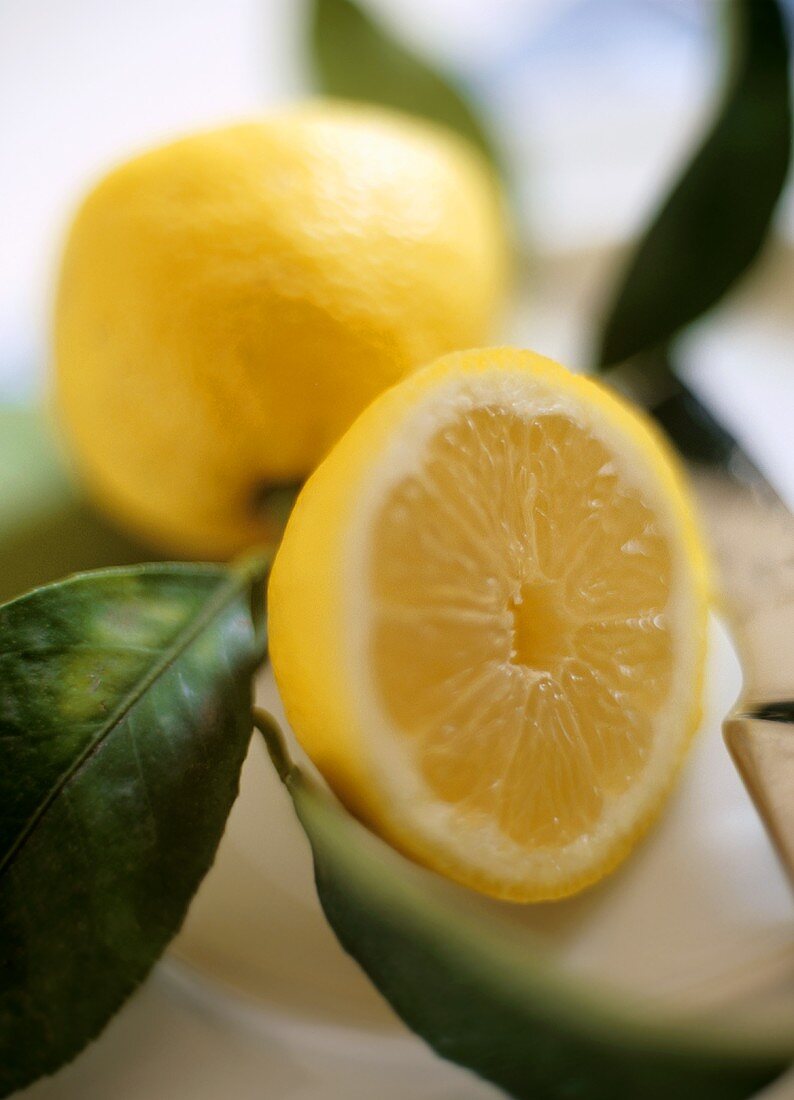 Zwei halbe Zitronen mit Blättern