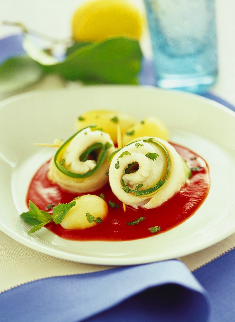 Sole rolls in tomato sauce with potatoes